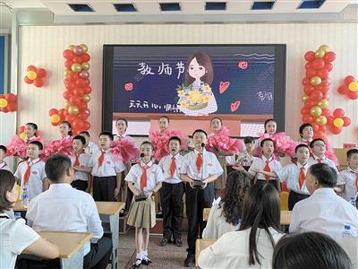 麒麟区城关小学举行教师节庆祝表彰大会(图1)