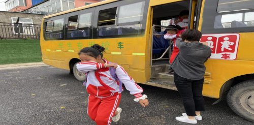 昌图北山小学校车遇险逃生演练(图3)