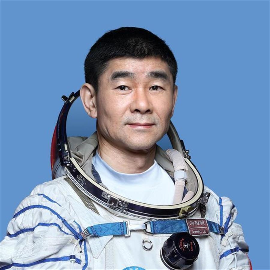 刘伯明生日当天飞天归来，小弟：为二哥准备了排骨炖豆角和杀猪菜