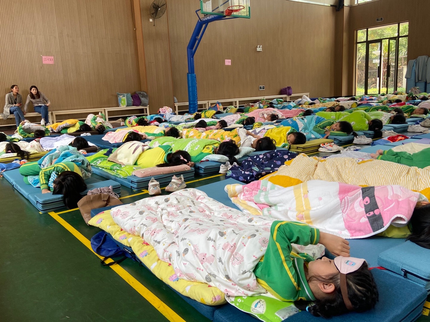 从趴着睡到平躺睡，广州番禺这所学校用心做好课后服务