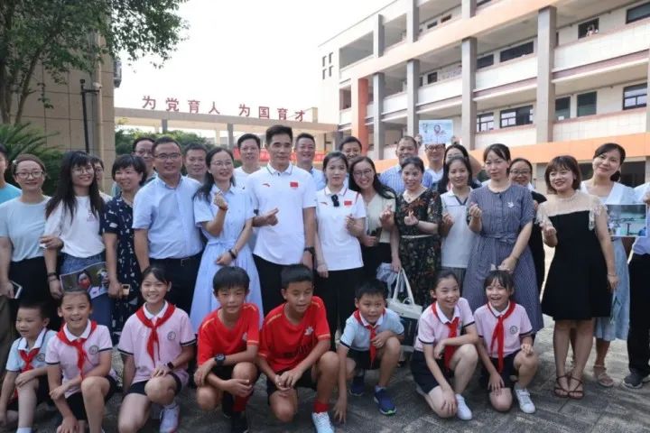 杨倩回宁波过中秋，小学读书照片分享(图2)