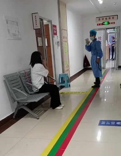 深圳一小孩中秋节被父母锁车里一天，街道办：送医时已无生命体征，母亲崩溃大哭