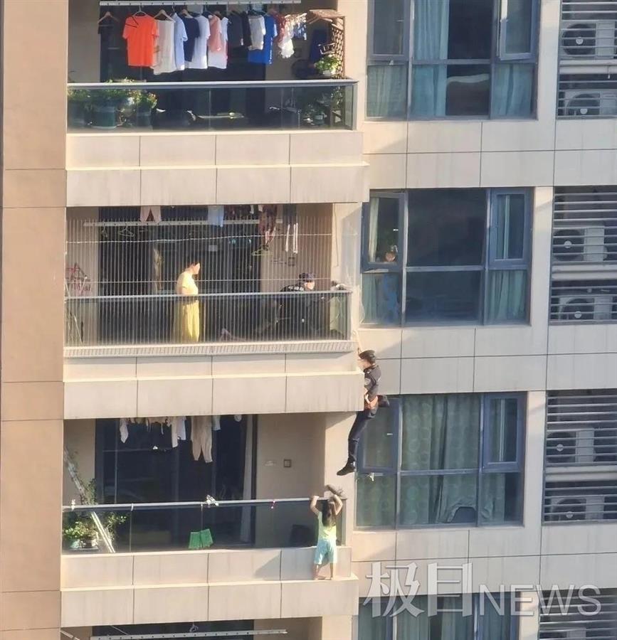 杭州4岁女童悬站11楼阳台护栏外，辅警腰系绳索空降营救