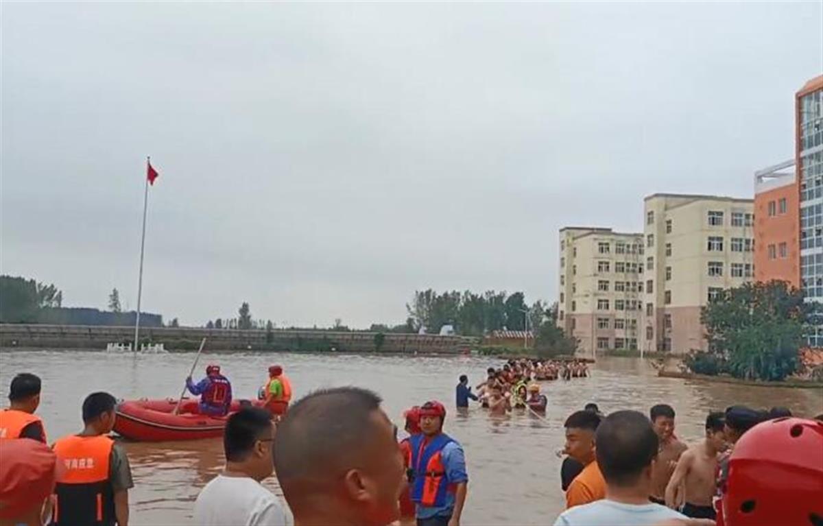 河南平顶山遭暴雨袭击，叶县高中水深超2米近3000人转移