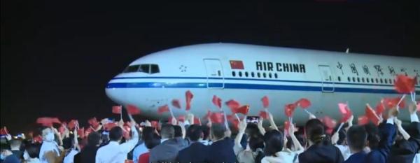 “祖国，我回来了”，孟晚舟哽咽发言后，现场这个细节让人泪目