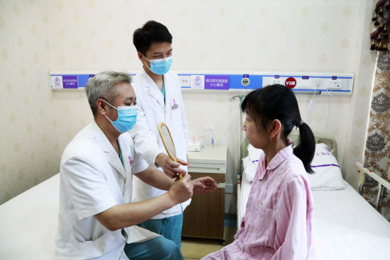 面容似老人的14岁女孩在上海接受免费救助治疗