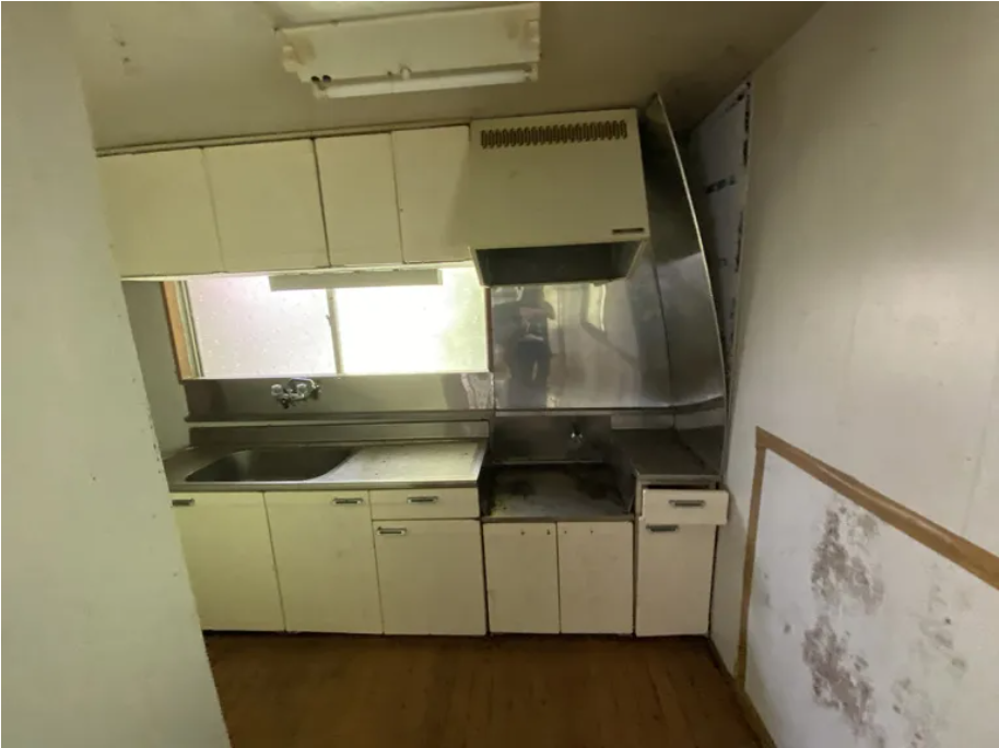 日本大叔花5千塊買了一棟房子，距離東京1小時還隨機贈送小河瀑布