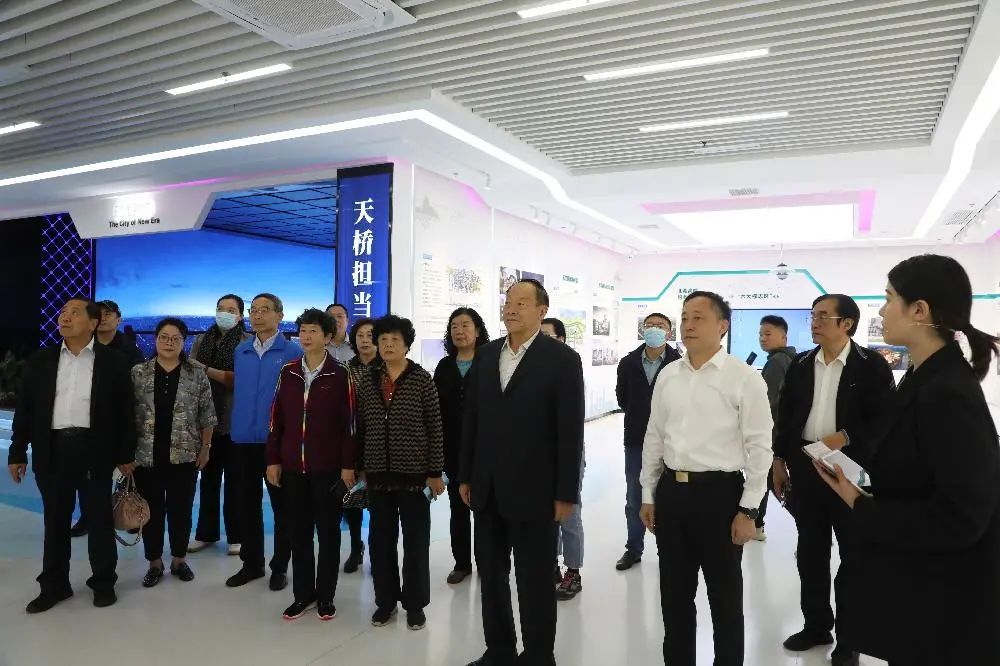 市民寻访团和市民代表到天桥区参观调研