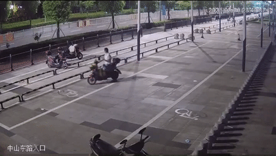 外卖小哥深夜抓小偷，街头这一幕惊心动魄