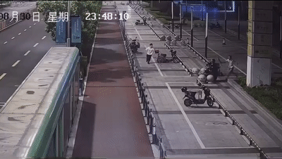 外卖小哥深夜抓小偷，街头这一幕惊心动魄