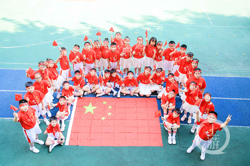 重慶市渝中區(qū)德精小學師生為祖國送祝福(圖2) 重慶市渝中區(qū)德精小學師生為祖國送祝福(圖2)