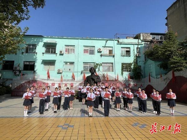 漢陽區(qū)夏明翰小學(xué)師生莊嚴(yán)宣誓,向革命烈士致敬(圖1)