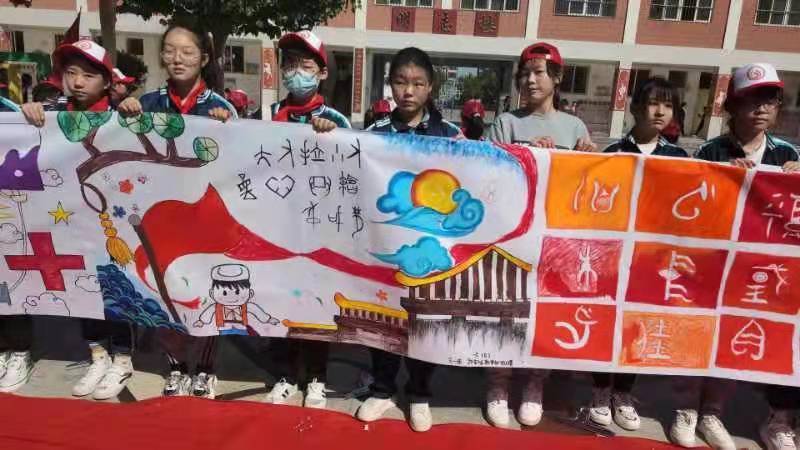 东昌府区光明小学举办“迎国庆”百米长卷绘画(图1)