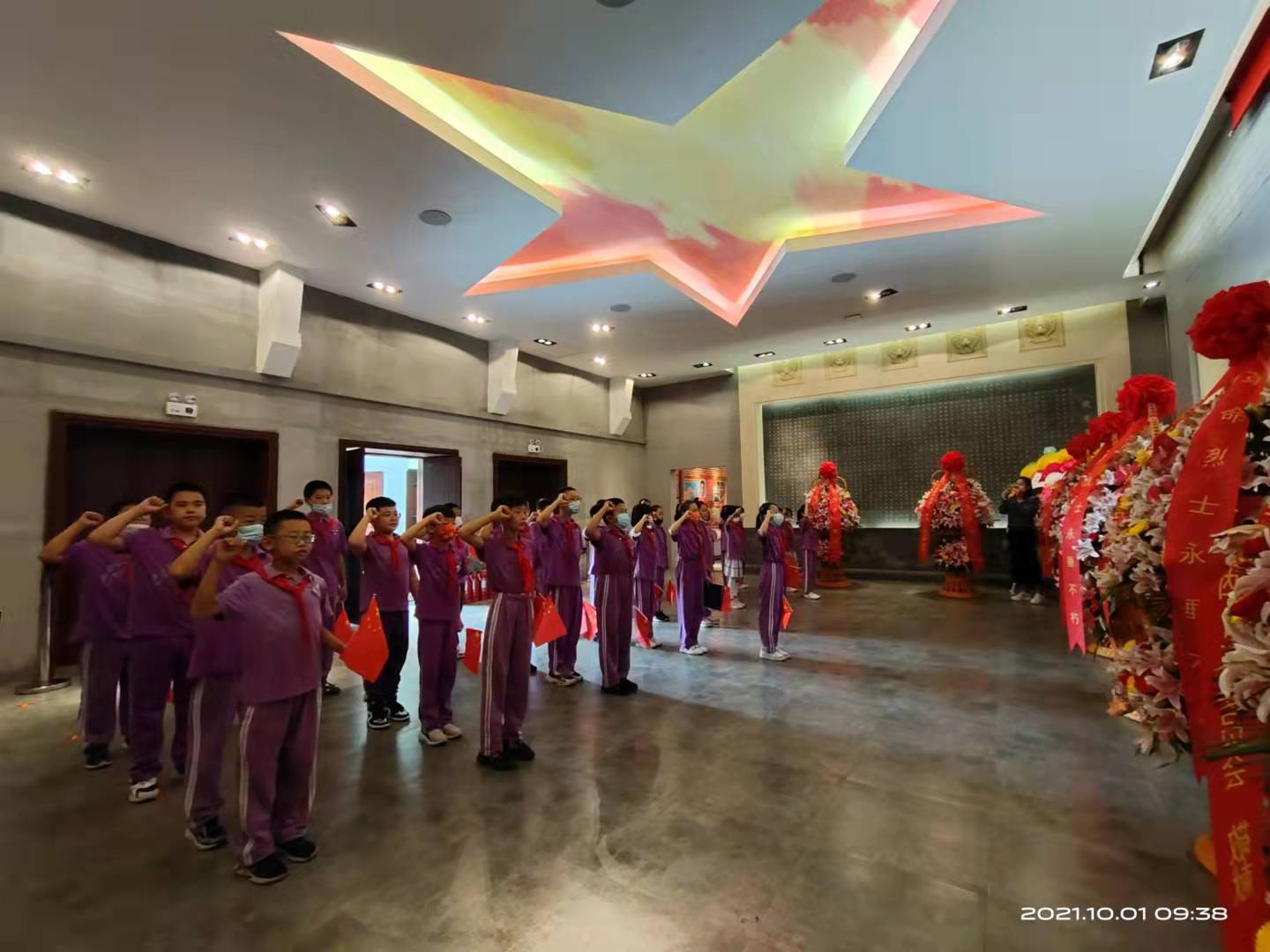 棲霞市實(shí)驗(yàn)小學(xué)4.9中隊(duì)開展“國慶勿忘祭先烈”(圖2) 棲霞市實(shí)驗(yàn)小學(xué)4.9中隊(duì)開展“國慶勿忘祭先烈”(圖2)