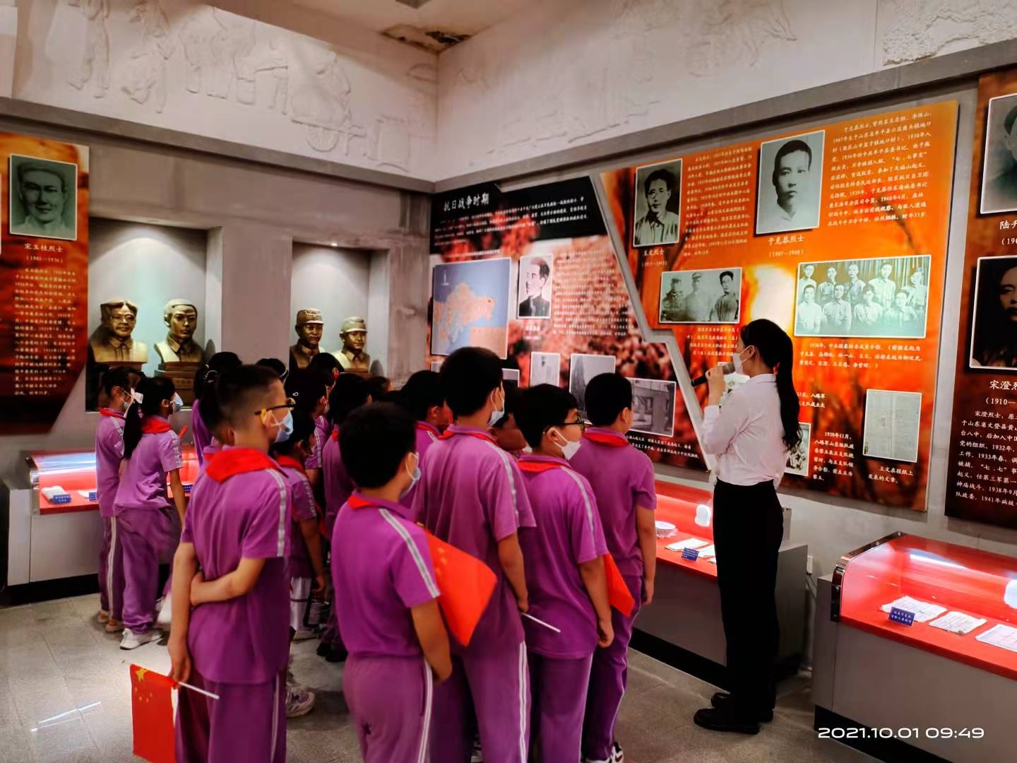 棲霞市實(shí)驗(yàn)小學(xué)4.9中隊(duì)開展“國慶勿忘祭先烈”(圖3) 棲霞市實(shí)驗(yàn)小學(xué)4.9中隊(duì)開展“國慶勿忘祭先烈”(圖3)