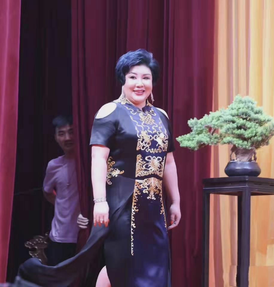 王惠時隔20年罕見登臺演出，郭德綱親自為老婆報幕，穿露肩旗袍體格是老公兩倍寬