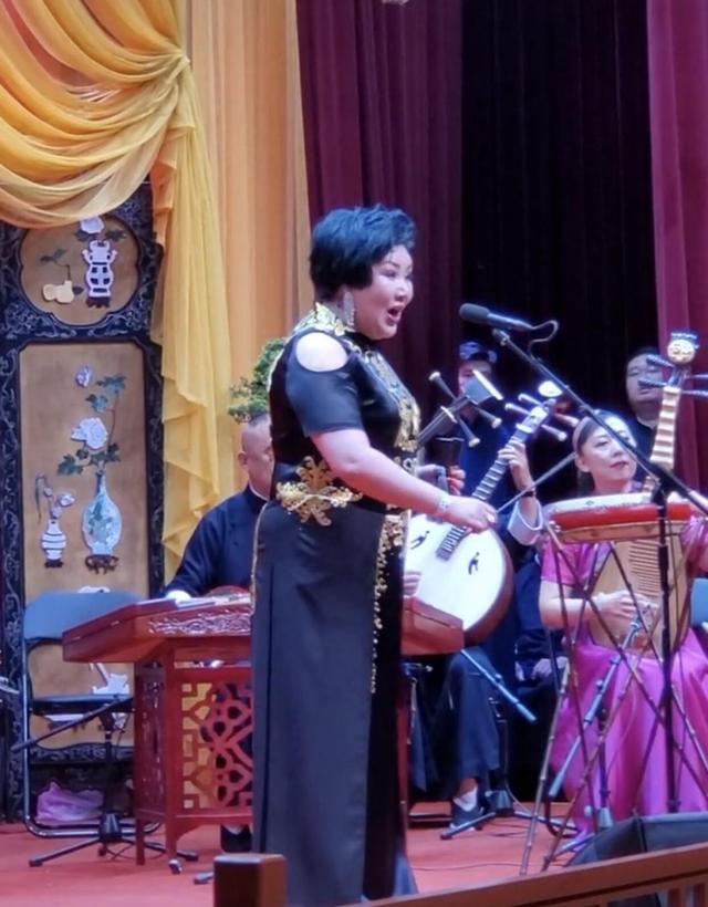 王惠時隔20年罕見登臺演出，郭德綱親自為老婆報幕，穿露肩旗袍體格是老公兩倍寬