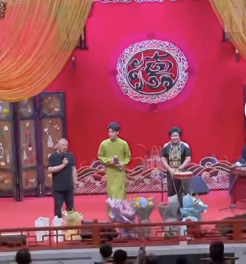 王惠時隔20年罕見登臺演出，郭德綱親自為老婆報幕，穿露肩旗袍體格是老公兩倍寬