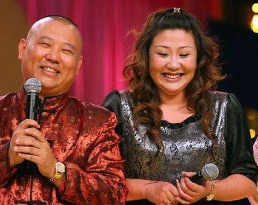 王惠時隔20年罕見登臺演出，郭德綱親自為老婆報幕，穿露肩旗袍體格是老公兩倍寬