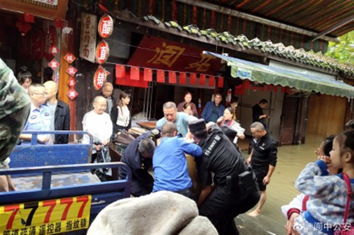 嘉陵江十月罕现超警洪水：大水冲了龙王庙，磁器口沿江商户提前撤离