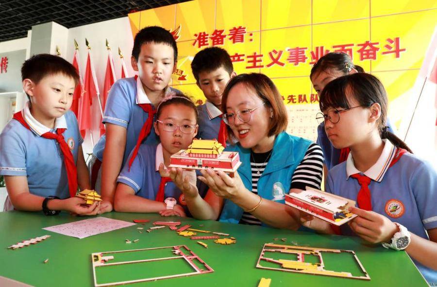 威海普陀路小學(xué)舉行“點(diǎn)燃愛國情 傳承中國夢”(圖1) 威海普陀路小學(xué)舉行“點(diǎn)燃愛國情 傳承中國夢”(圖1)