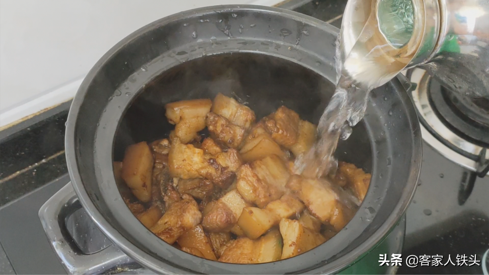 廣東人酒席上必上的一道菜，不用大料，出鍋口感香軟，好吃又不膩