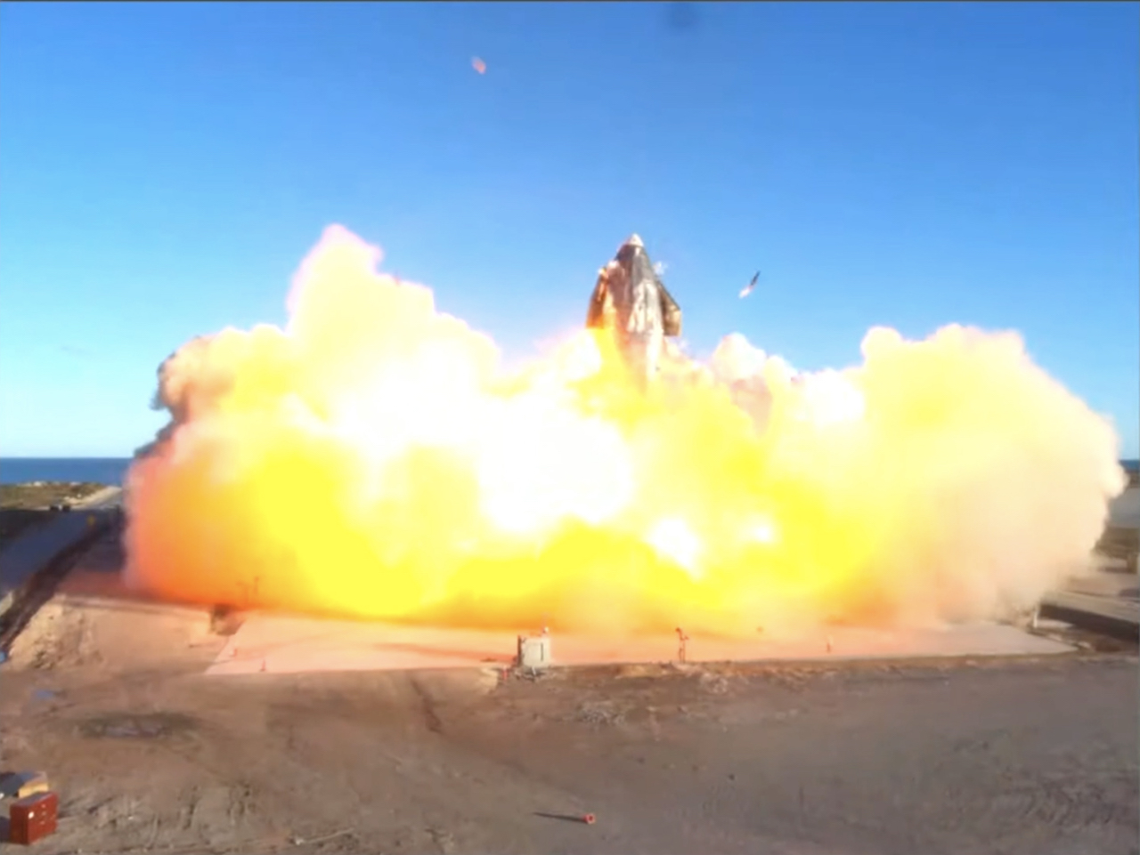 炸了！SpaceX星舰SN8一飞冲天，着陆时发生爆炸