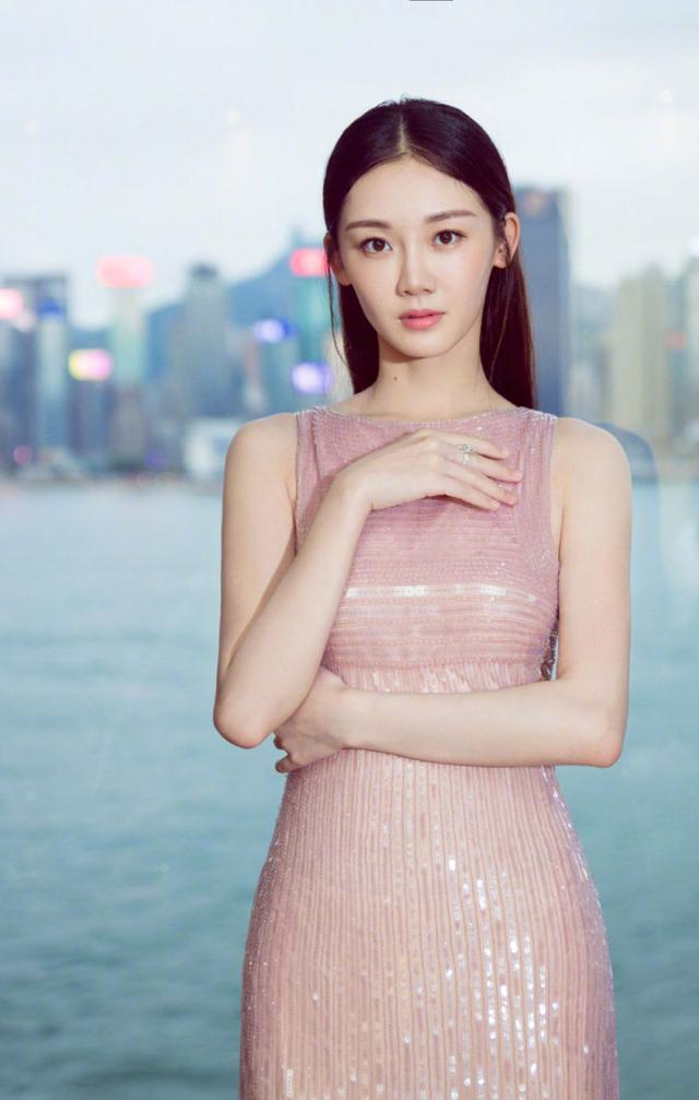 与Angelababy传绯闻，与程晓玥相恋3年，郑恺为何最后娶了苗苗？