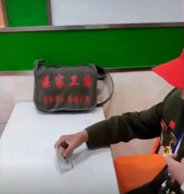 抗战老兵为战友扫墓，路上用餐店主坚决不收钱：胸前全是勋章