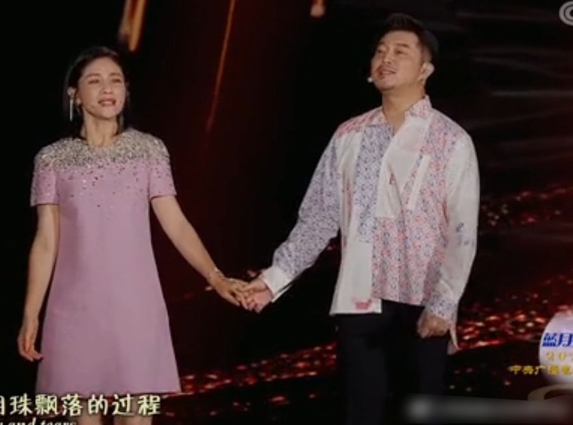 胡可曬兒子比賽照，6歲小魚兒穿西裝成鋼琴王子，顏值逆襲超安吉