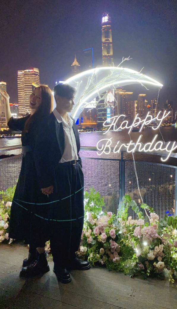 48岁蔡少芬晒庆生照，张晋推掉工作陪吃烛光晚餐，甜蜜相拥超幸福