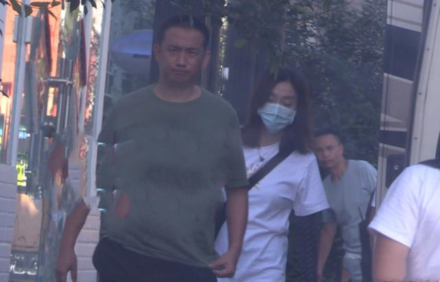 黄磊为女儿多多报警后现身，依然愁眉苦脸，为孩子的事操碎心
