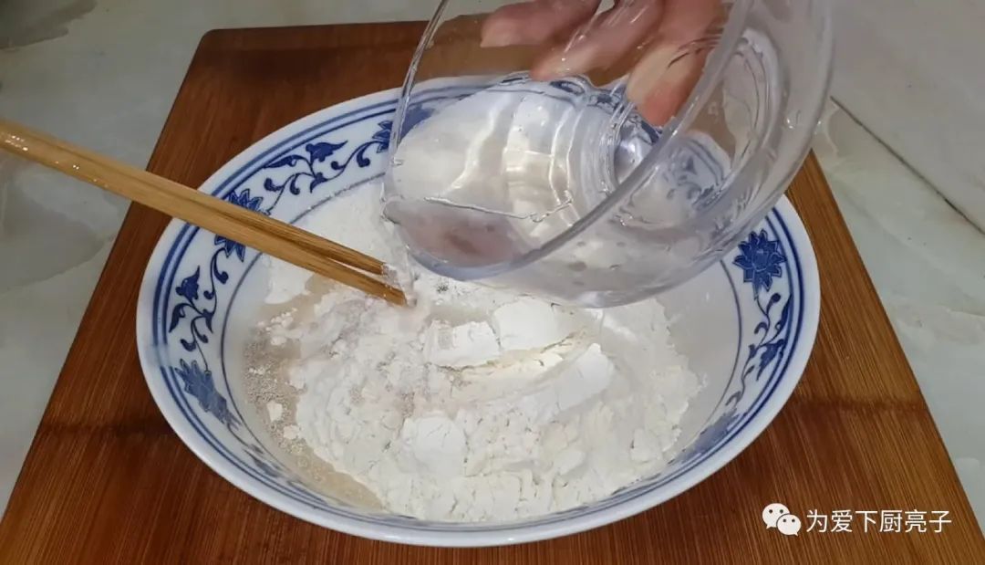 烙千層餅時，切記不要放小蔥，教你一招柔軟勁道，吃著真過癮