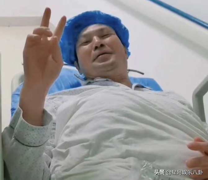 主持人李彬曝病情现状！躺病床辗转做检查憔悴不堪，儿子贴身照顾