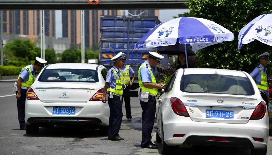為啥交警查車總是“一查一個(gè)準(zhǔn)”？老司機(jī)：誰(shuí)讓你不注意這幾點(diǎn)？