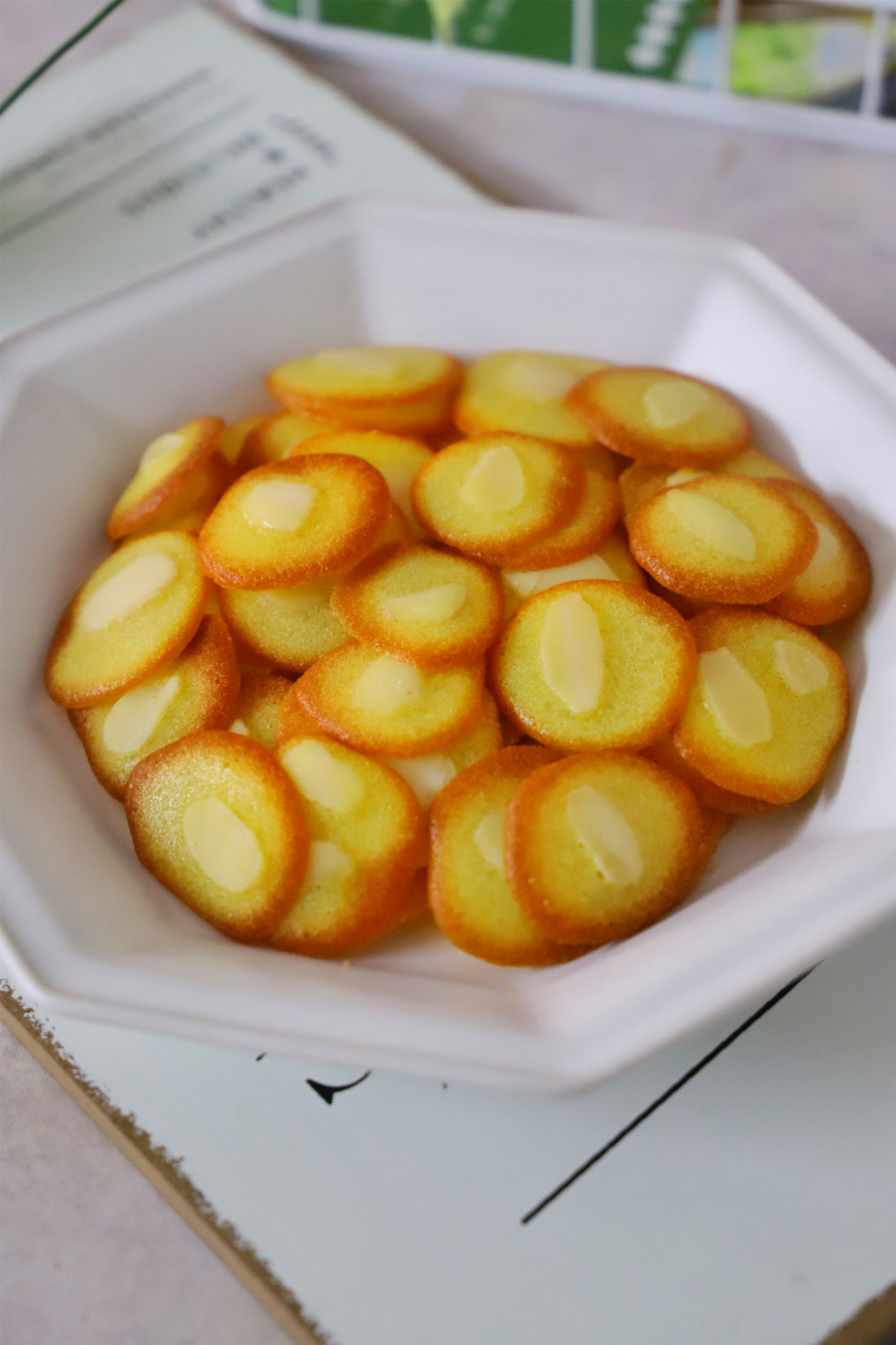 2個蛋清加1勺麵粉，不用打發拌勻就能烤，一口一個嘎嘣脆，真香