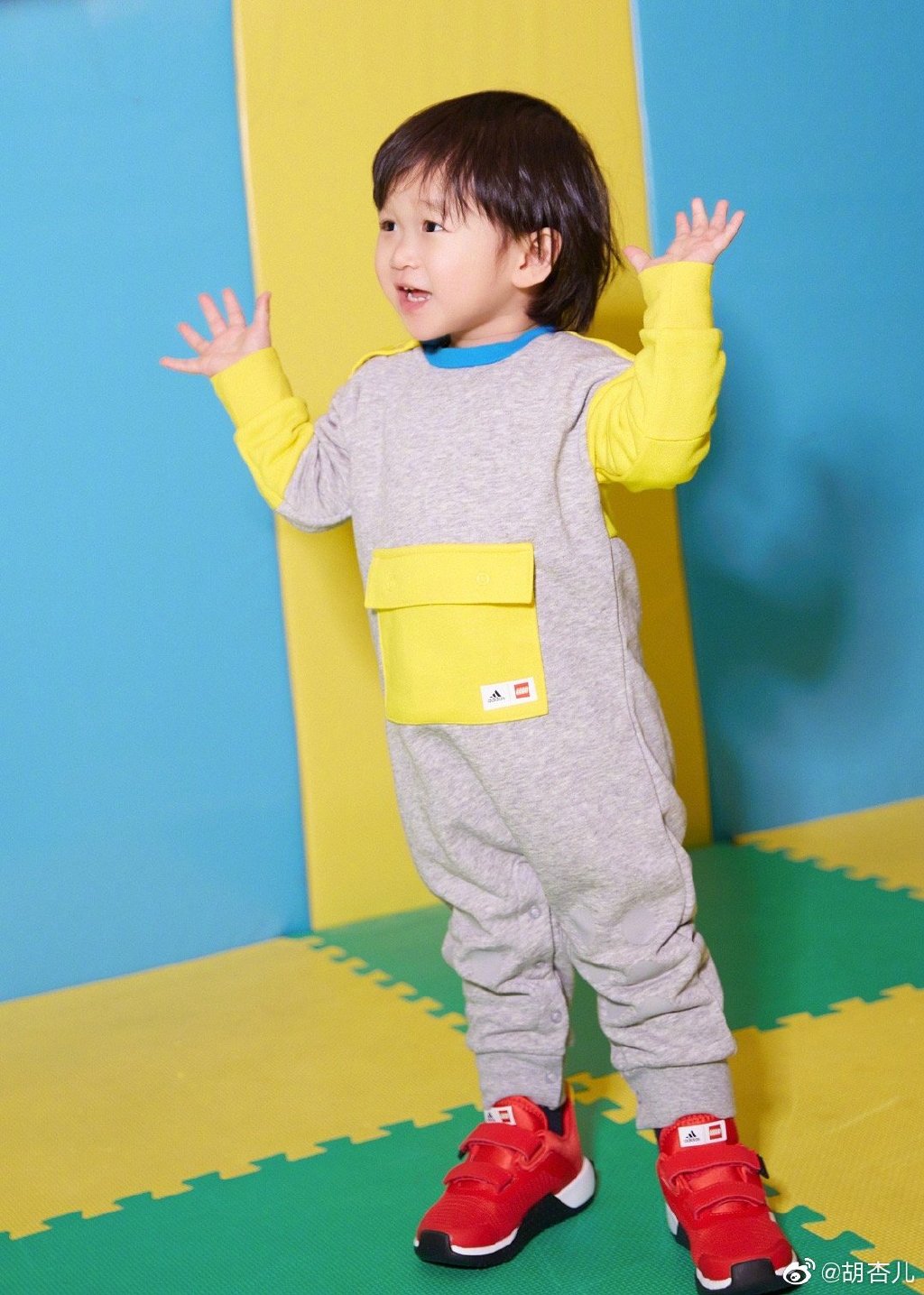 胡杏儿带小儿子玩游乐场，1岁半李奕霖痞帅大气，比哥哥有明星相