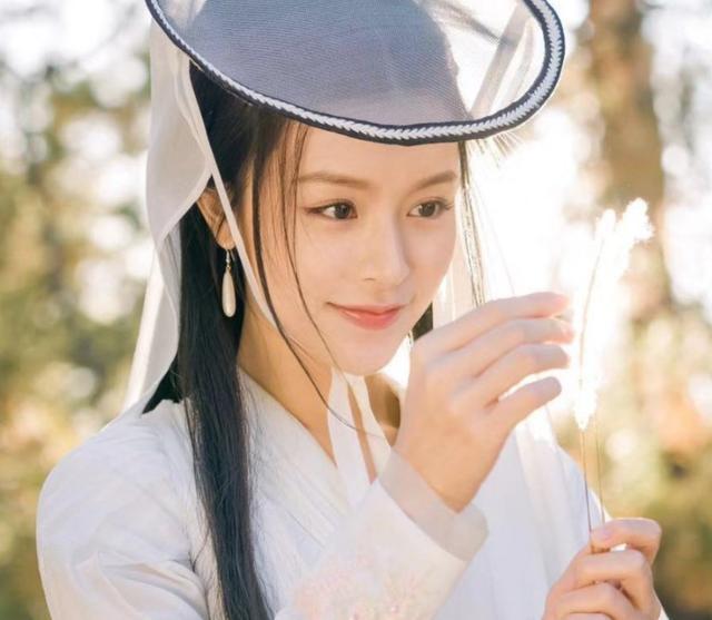 6版王语嫣不比不知道，有人美成经典难忘怀，有人却被嘲像村姑