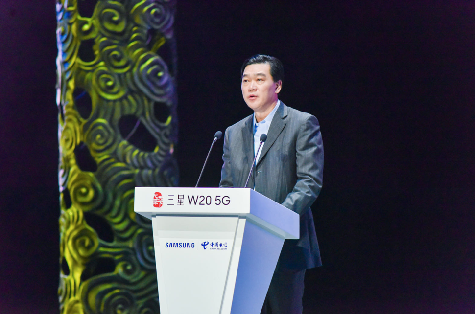 三星W20 5G公布 中国电信网携手并肩三星打造出第一款5G专享订制折叠手机