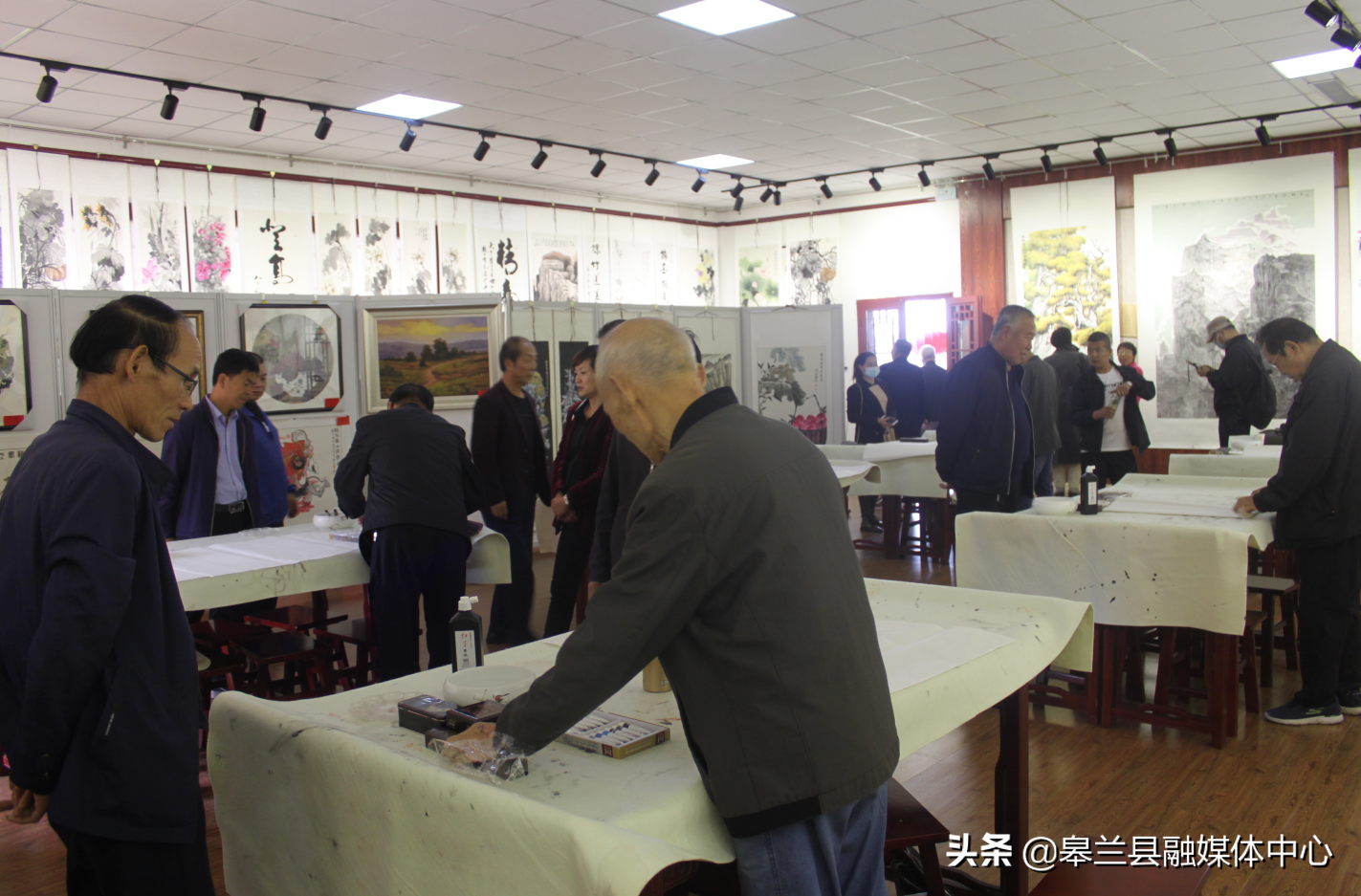 皋兰县举办“迎国庆·奔小康”美术作品展