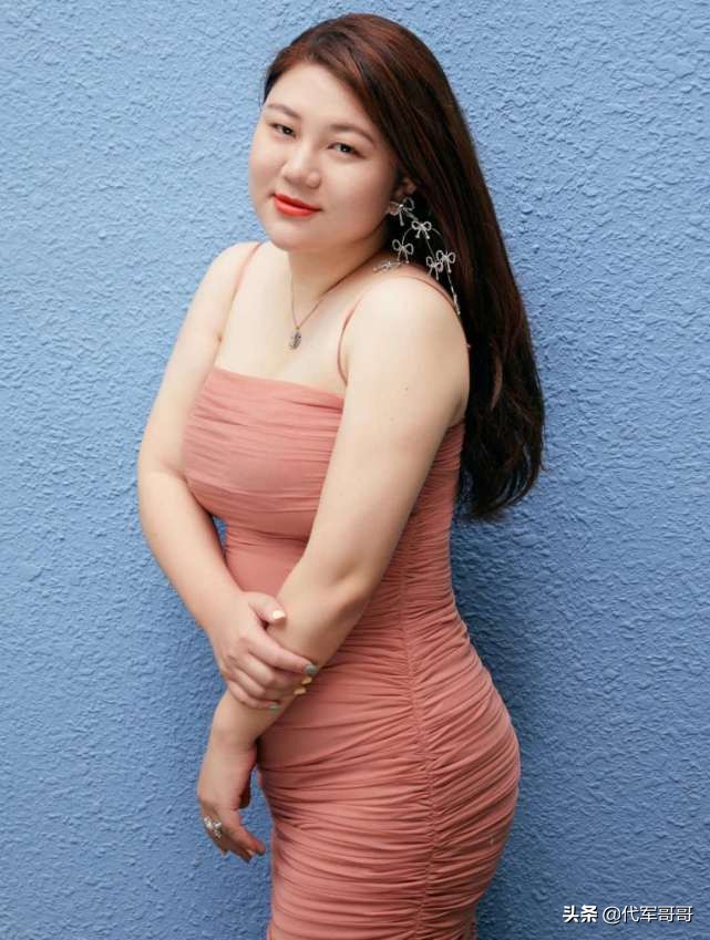 杨天真穿紧身吊带鱼尾裙引发热议，有人嘲讽像