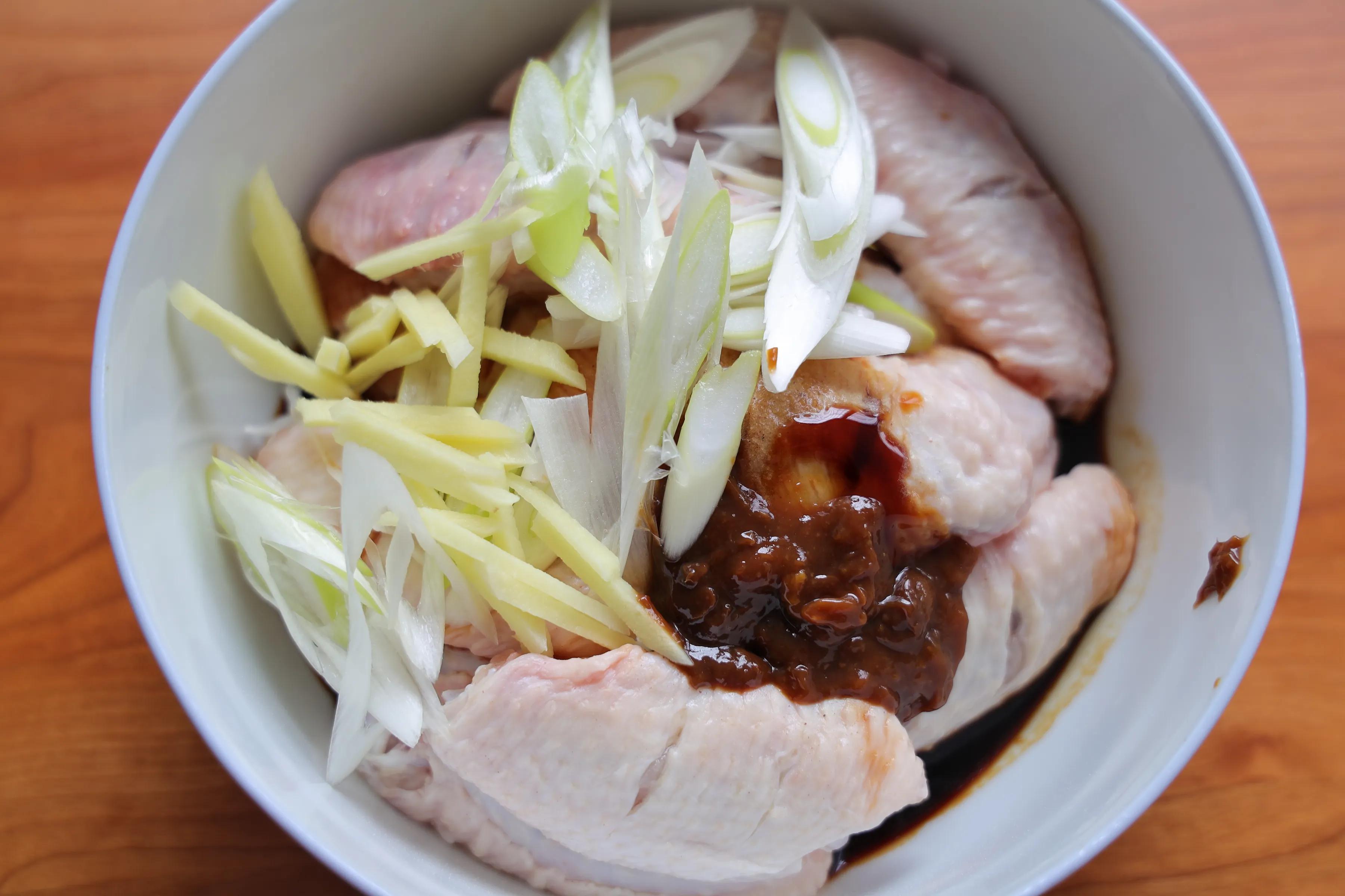 秋天，一定要试试鸡翅这吃法，比可乐鸡翅好吃更健康，孩子吃嗨了