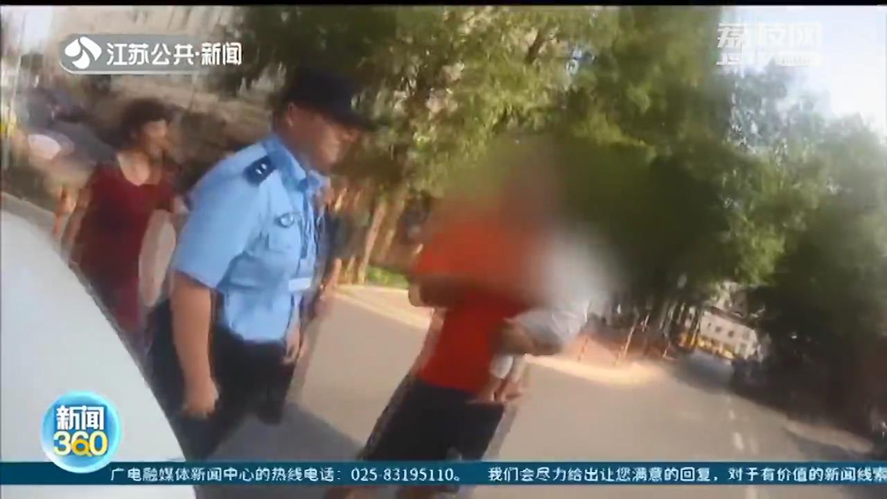 爸爸哄孩子睡觉自己却先睡着 两岁女童光脚走在大街上