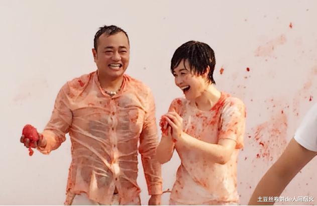 赵本山的女弟子身材真是绝了，往身上扔西红柿