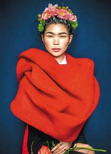 她是中国第一丑模，误打误撞嫁给法国富豪，8岁儿子酷似贵族王子