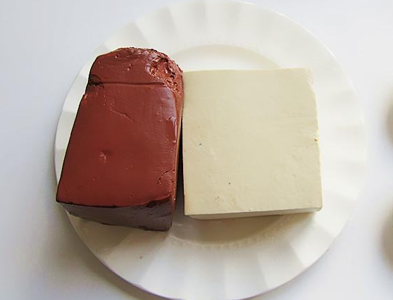 When frying pig blood, it is best not to put it in the pot directly. Do one more step. The blood is smooth and not fishy. It is delicious