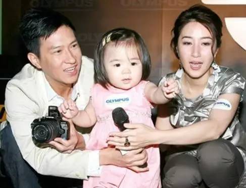 关咏荷现身商场，美貌好身材被赞保养有道，牵着女儿像姐妹