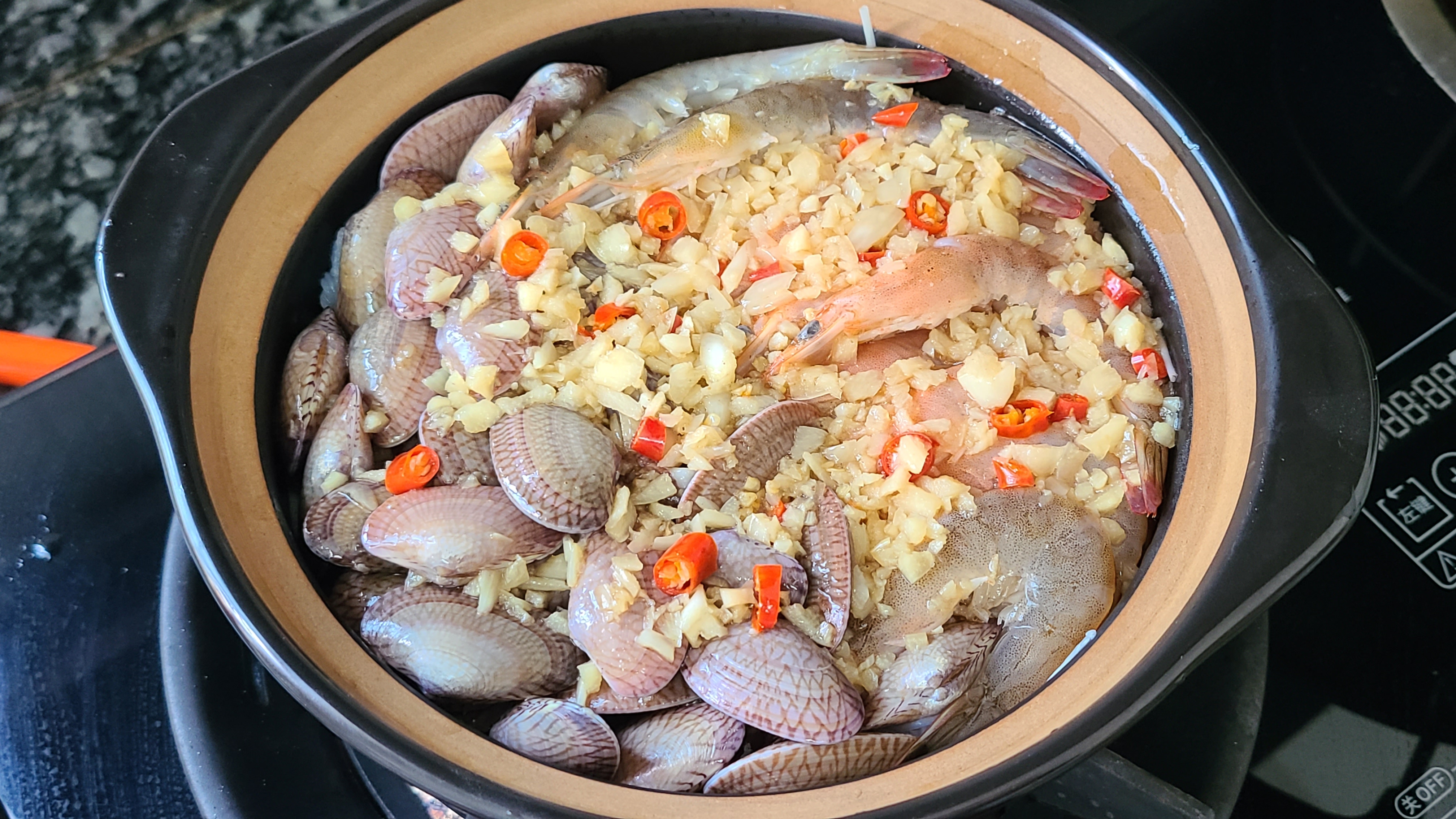 廣東人都愛吃這一道海鮮粉絲煲，味道鮮美，吃過的人都說好