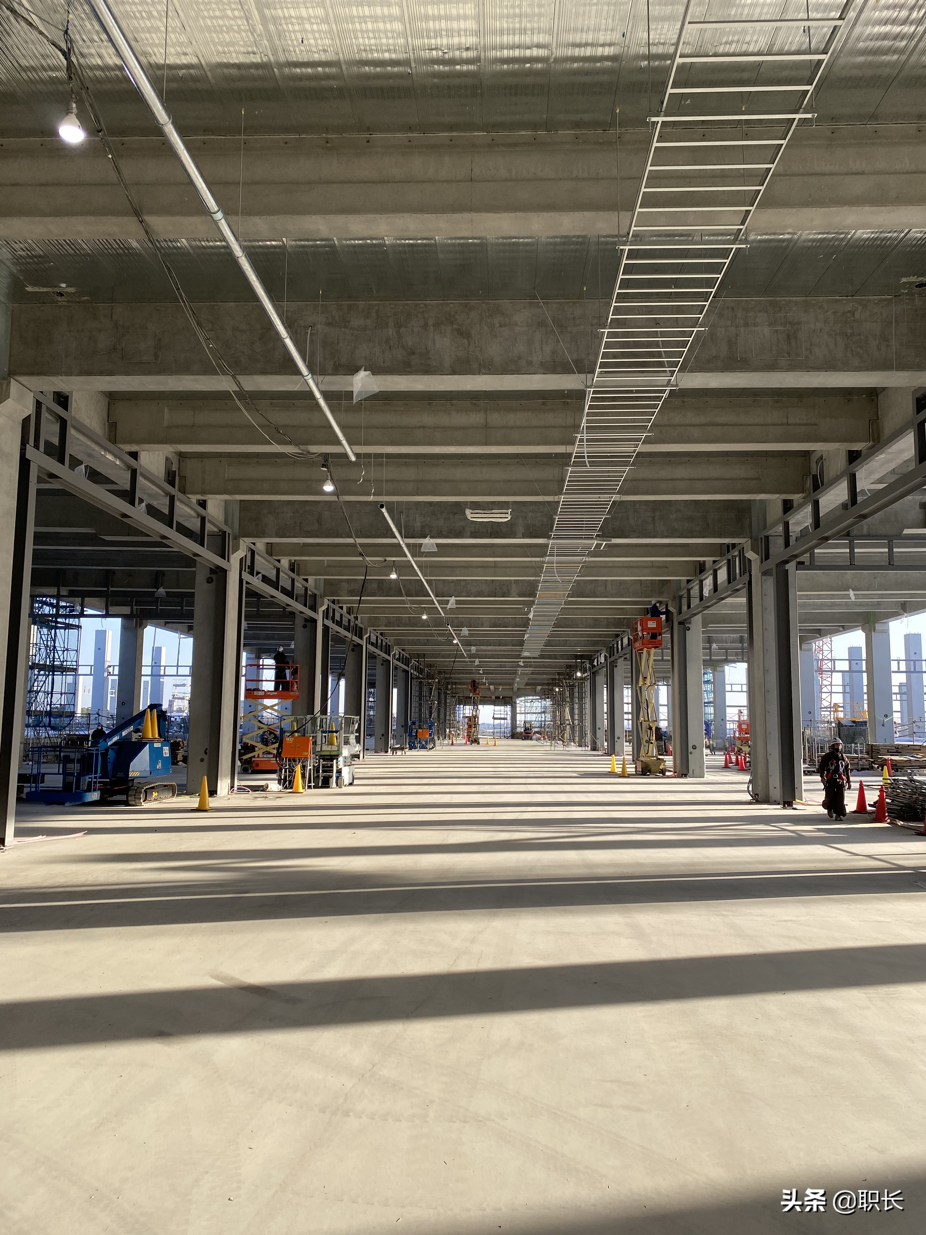 我在日本工地做预埋，电线管被越南钢筋工给挤瘪了