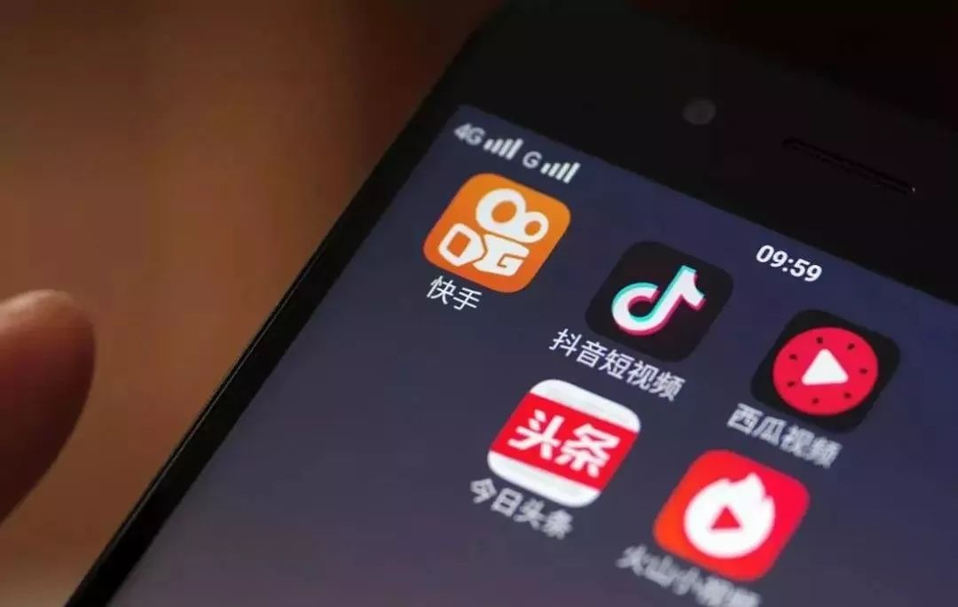 人人都能月入过万的自媒体，赚钱真的这么简单？